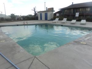 a swimming pool with lounge chairs in a pool at Motel 6 Albuquerque Northeast in Albuquerque