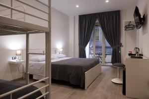 ナポリにあるNapoli Reginaのベッドルーム(二段ベッド1組、バルコニー付)