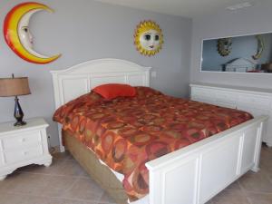 Кровать или кровати в номере Beachfront Calafia Condos