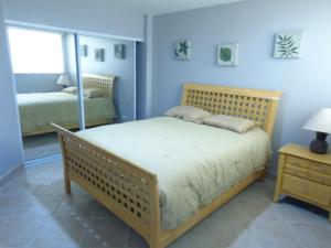 Łóżko lub łóżka w pokoju w obiekcie Beachfront Calafia Condos