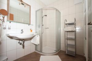 y baño con ducha y lavamanos. en Adlerhof, en Sankt Leonhard im Pitztal