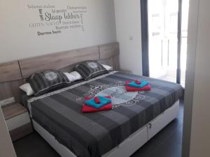 una camera da letto con un letto e due pantofole sopra di Casa Higuericas- Penthouse Beach - Torre de la Horadada a El Mojón