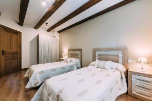 A bed or beds in a room at Casa Rural Monte Perdido
