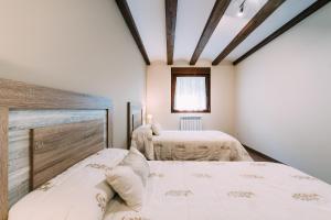A bed or beds in a room at Casa Rural Monte Perdido