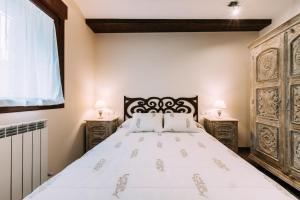 A bed or beds in a room at Casa Rural Monte Perdido