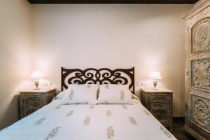 A bed or beds in a room at Casa Rural Monte Perdido