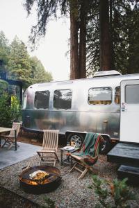AutoCamp Sonoma外面的花园