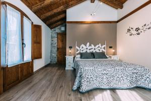 A bed or beds in a room at Casa Rural Monte Perdido