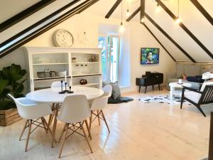 a living room with a white table and chairs at Familia in Selca