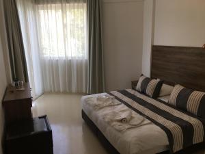 ein Hotelzimmer mit einem Bett und einem Fenster in der Unterkunft La Moda Beach Hotel in Kaş