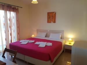 A bed or beds in a room at Cavo Plako Villas
