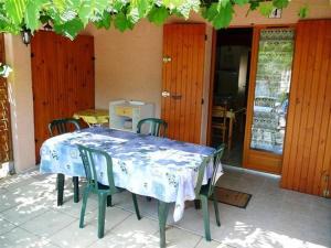una mesa con sillas y un mantel azul. en Mazet de vacances dans le Domaine de l'Espaï, en Saint-Martin-de-Brômes