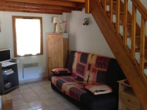 sala de estar con sofá y escalera en Mazet de vacances dans le Domaine de l'Espaï, en Saint-Martin-de-Brômes