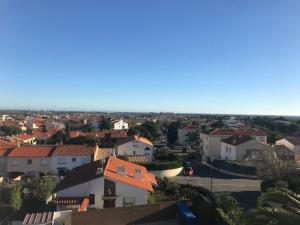 Nespecifikovaný výhled na destinaci Saint-Cyprien nebo výhled na město při pohledu z hotelu