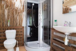 A bathroom at Rastlinky.sk Greenhouse Guestrooms Még 35 kép