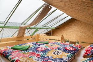 Posteľ alebo postele v izbe v ubytovaní Rastlinky.sk Greenhouse Guestrooms