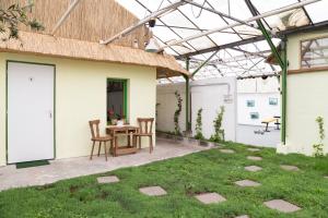 A garden outside Rastlinky.sk Greenhouse Guestrooms