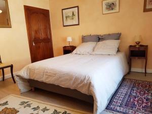 - une chambre avec un grand lit blanc et 2 tables de chevet dans l'établissement Magnifique duplex vue Palais des Papes près de Pont d'Avignon, à Avignon