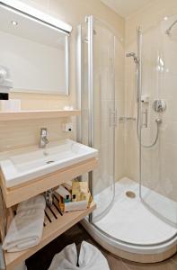 W łazience znajduje się umywalka i prysznic. w obiekcie Hotel 3 Könige w mieście Oberwolfach