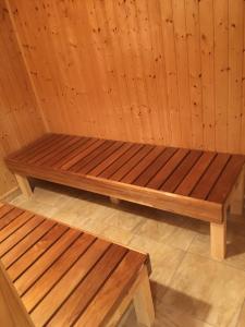 eine Sauna mit zwei Holzbänken in einem Zimmer in der Unterkunft Penzion Relax in Rybniště