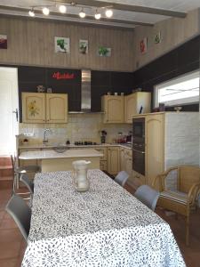 Η κουζίνα ή μικρή κουζίνα στο Gîte La Pequelette