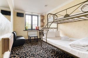 
Двухъярусная кровать или двухъярусные кровати в номере Отель Винтерфелл на Третьяковской
