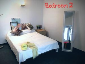 A bed or beds in a room at 2-level BIG space near beach, bars, walking street