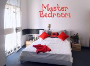 A bed or beds in a room at 2-level BIG space near beach, bars, walking street