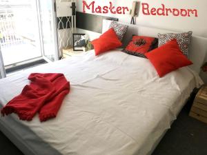 A bed or beds in a room at 2-level BIG space near beach, bars, walking street