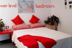 A bed or beds in a room at 2-level BIG space near beach, bars, walking street
