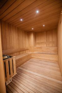 una sauna vacía con paredes de madera y suelo de madera en Central Park Tower, en Santo Domingo