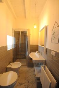 A bathroom at Aduepassi apartments