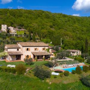 an aerial view of a house with a swimming pool at Farmhouse in Umbria in San Giovanni del Pantano