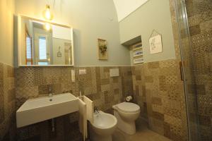 A bathroom at Aduepassi apartments