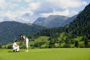 a woman playing golf on a lush green field at Mike's Apartment inkl. Oberstaufen Plus Card in Oberstaufen