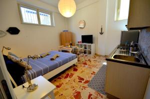 Habitación con cama y cocina con fregadero en Casa Maja, en Giardini Naxos