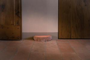 uno sgabello seduto sul pavimento in una stanza vuota di B&B Arcadia a Gualtieri