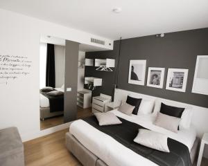 una camera con un grande letto in bianco e nero di B&B LIONORA a Napoli