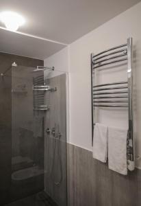 un bagno con doccia e box doccia in vetro di B&B LIONORA a Napoli Altre 39 foto