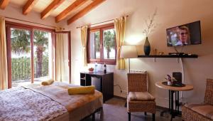 Schlafzimmer mit einem Bett, einem Tisch und Stühlen in der Unterkunft Villa Sampoli - Agroturismo Son Sampoli - Adults only in Llucmajor