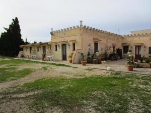 une grande maison avec une cour en face dans l'établissement Villa Maria, à Marausa