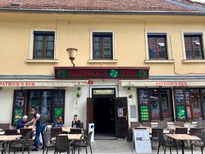 een restaurant met tafels en stoelen ervoor bij Patrick's Pub in Maribor