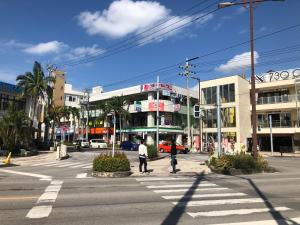 dos personas cruzando la calle en un cruce en una ciudad en Dolphins and Whales, en Ishigaki Island