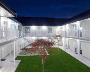 un patio de un edificio de apartamentos con césped en Kelly Rd Cambridge Lodge, en Cambridge