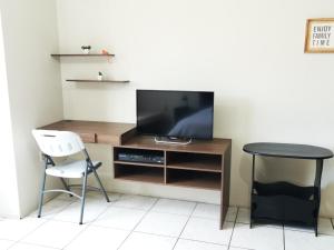Una televisión o centro de entretenimiento en Apartamento mediano ideal para parejas o ejecutivos