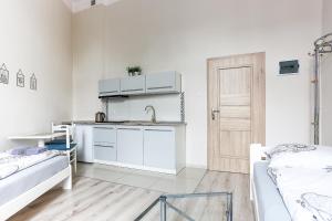 Three Single Beds tesisinde mutfak veya mini mutfak
