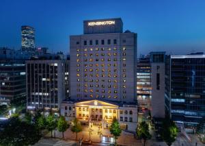 Un bâtiment avec un panneau en haut dans l'établissement Kensington Hotel Yeouido, à Séoul