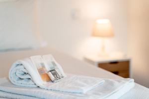 ヴィラモウラにあるAL - Apartamento Vista Marina 2のホテルルーム ベッドの上にタオルを用意しています。