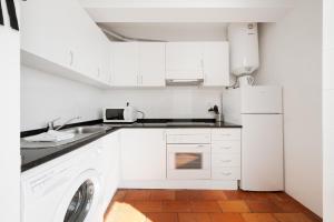 ヴィラモウラにあるAL - Apartamento Vista Marina 2の白いキッチン(シンク、食器洗い機付)