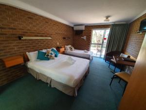 Corowa Golf Club Motel في كوروا: غرفة فندق بسريرين عليها دببة